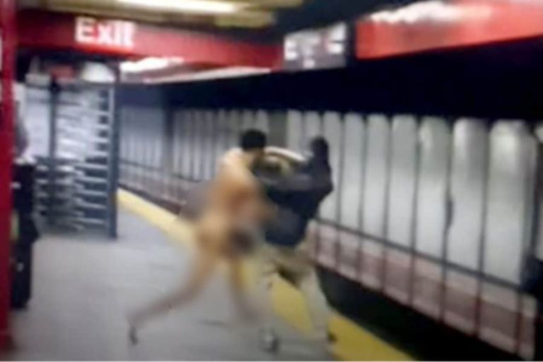 Νέα Υόρκη: Γυμνός άνδρας έριξε επιβάτη στις ράγες του μετρό και σκοτώθηκε ο ίδιος (video)