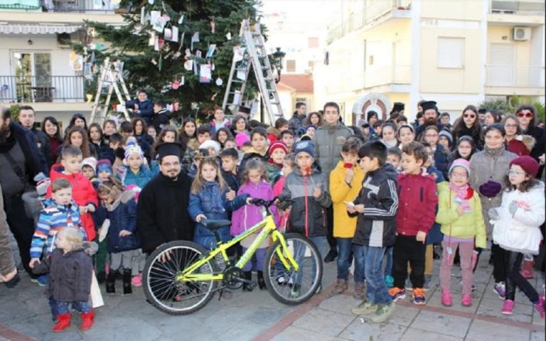Σέρρες : Οι νέοι της εκκλησίας στόλισαν το “δέντρο των ευχών”και υποδέχτηκαν τα Άγια Χριστούγεννα (φωτο)