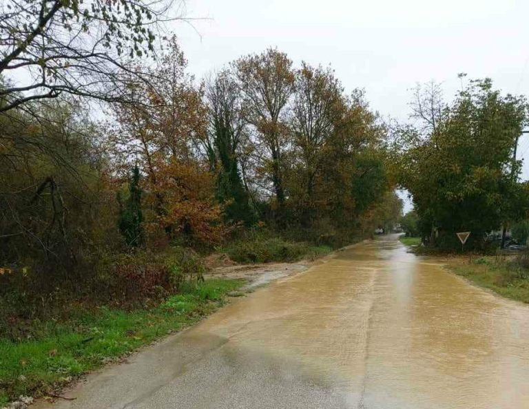 Πλημμύρισαν δρόμοι στον Τράγιλο – Συνεργεία του Δήμου Βισαλτίας εργάζονται πυρετωδώς(φωτο)