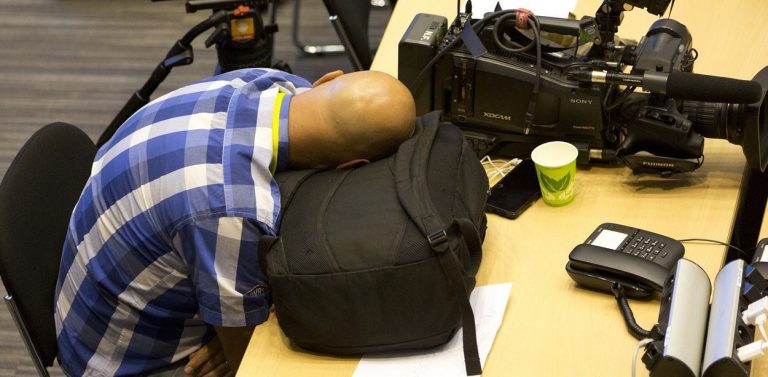 Σύνοδος Κορυφής: Εικόνες 2015 – Δημοσιογράφοι κοιμούνταν όπου έβρισκαν