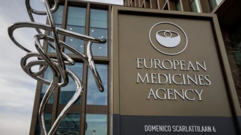 Η Ελλάδα αναμένει τις αποφάσεις του ΕΜΑ για το εμβόλιο της AstraZeneca- Συνεχίζονται κανονικά οι εμβολιασμοί