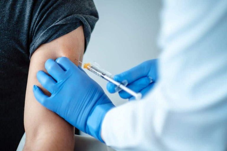 Κορονοϊός: Αν μετά το εμβόλιο πονάτε σε αυτά τα τρία μέρη του σώματος, καλέστε τον γιατρό σας