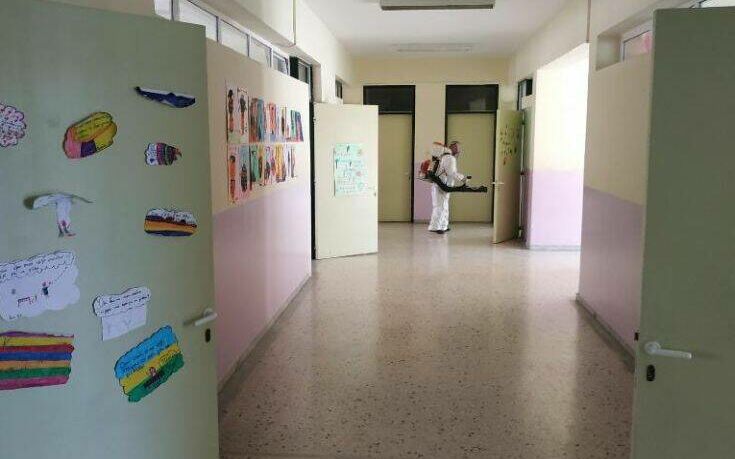 Εντατικές εργασίες στα δημοτικά σχολεία του Δήμου Αθηναίων ενόψει του ανοίγματός του τη Δευτέρα (φωτο)