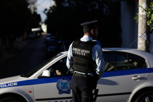 Εξάρχεια: «Οι φλόγες από τα καμένα αυτοκίνητα έφτασαν στα μπαλκόνια» – Μαρτυρίες κατοίκων