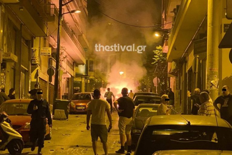 ΤΩΡΑ στη Θεσσαλονίκη: Επίθεση με μολότοφ σε διμοιρίες των ΜΑΤ