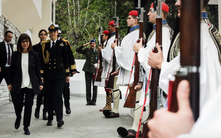 Επίσκεψη Σακελλαροπούλου στην Προεδρική Φρουρά: «Συμβολίζει τους αγώνες και τις θυσίες του ελληνικού λαού» (φωτο)