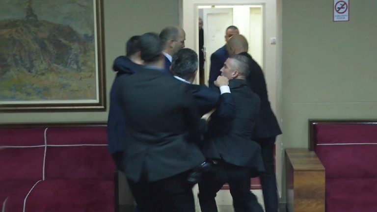 Επεισόδια στο κοινοβούλιο του Μαυροβούνιου – Συνελήφθησαν 18 βουλευτές