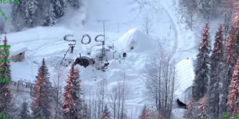 Απίστευτο: Επιβίωσε για 3 εβδομάδες στο κρύο της Αλάσκας – Έγραφε SOS πάνω στο χιόνι (VIDEO)