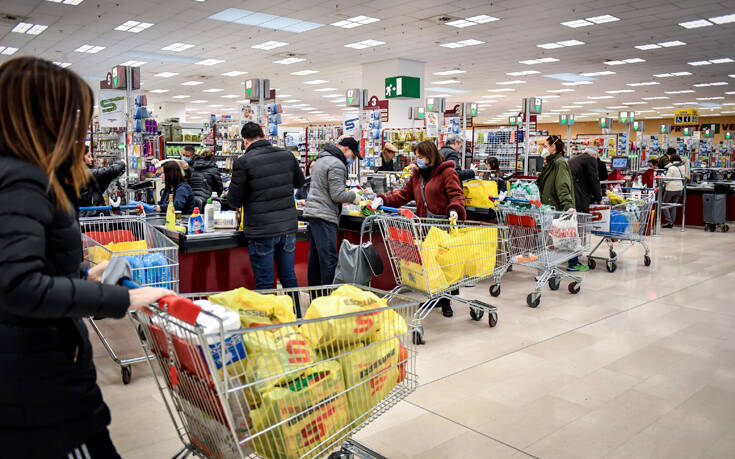 Κορονοϊός: Επιδρομή των Ιταλών στα σούπερ μάρκετ πριν την καραντίνα