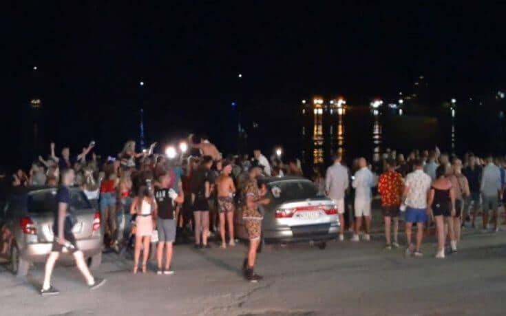 Ζάκυνθος: Χαμός στην παραλία όταν έκλεισαν τα μπαρ