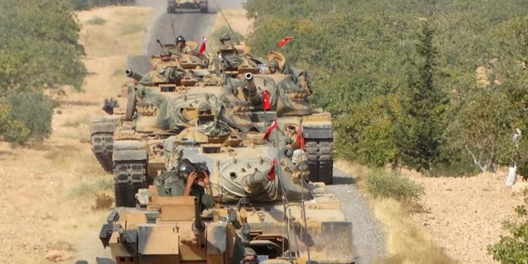 Τύμπανα πολέμου: Η Τουρκία ενισχύει τα στρατεύματα στα σύνορα με τη Συρία