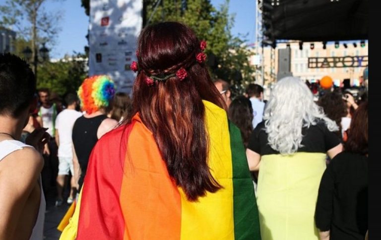 Η πρώτη συνέντευξη Ελληνίδας ομοφυλόφιλης αστυνομικού. «Βιώνω διπλό ρατσισμό»
