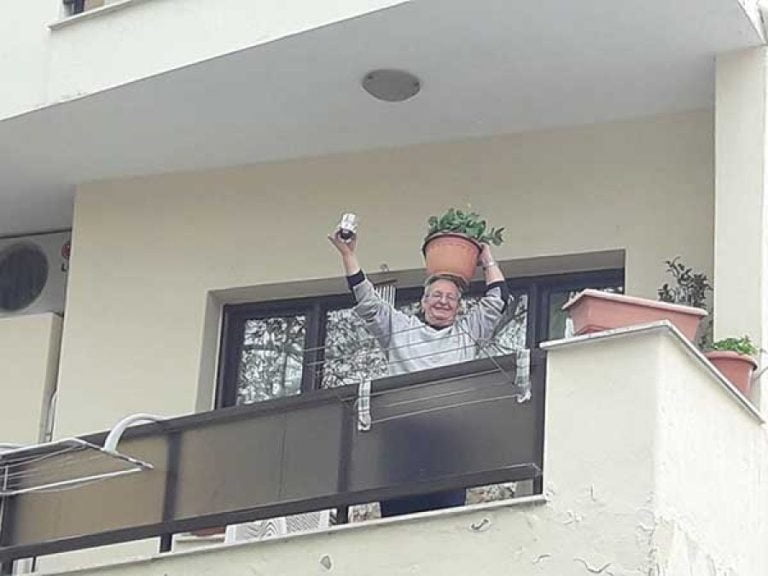 Κοζάνη: Ηλικιωμένος χορεύει στο μπαλκόνι με μια γλάστρα στο κεφάλι (VIDEO)