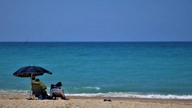 Μόσιαλος: Τι γίνεται με τον κορωνοϊό σε θάλασσα και πισίνες