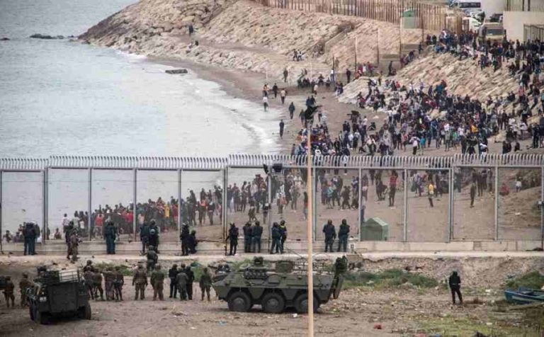 Η Ισπανία έστειλε πίσω στο Μαρόκο 6.500 μετανάστες από τη Θέουτα
