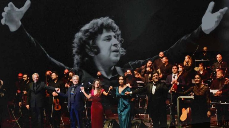 Τουρκία: Τίμησαν την μνήμη του Μίκη Θεοδωράκη σε μεγάλη συναυλία του Λιβανελί στην Κωνσταντινούπολη