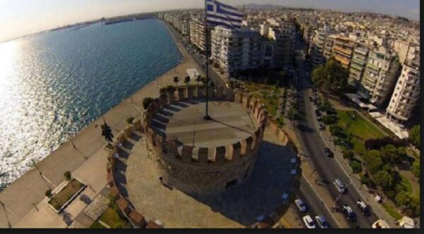 Τρελή πορεία αυτοκινήτου στη Θεσσαλονίκη: Ανέβηκε στο πεζοδρόμιο και κατέληξε στα ρολά μίνι μάρκετ