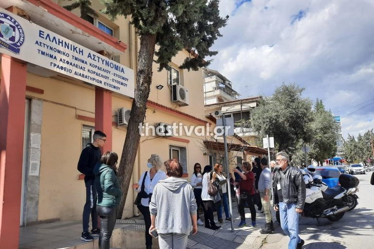 Θεσσαλονίκη: Έκανε μήνυση στον διευθυντή επειδή δεν άφησε τον γιο της να μπει στο σχολείο χωρίς self test (φωτο+video)