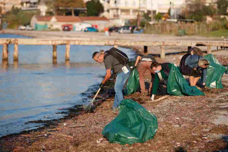 Θεσσαλονίκη: Εθελοντές μάζεψαν σκουπίδια στον Κελλάριο όρμο (φωτο)
