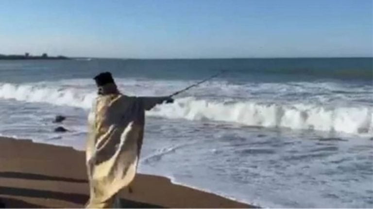 Μεσσηνία: Ιερέας έριξε τον σταυρό με… καλάμι ψαρέματος(video)
