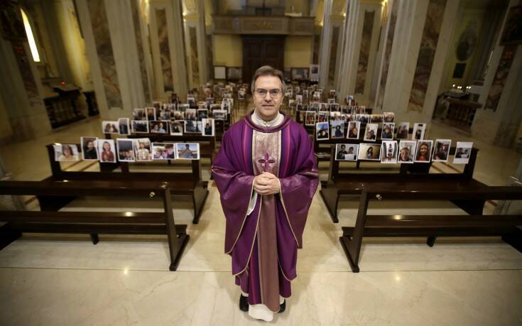 Ιταλία – Κορονοϊός: Ιερέας γέμισε την εκκλησία με φωτογραφίες πιστών