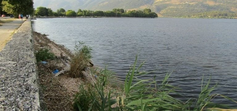 Ανομβρία και ζέστη : Υποχωρεί και η στάθμη της λίμνης των Ιωαννίνων (εικόνες)
