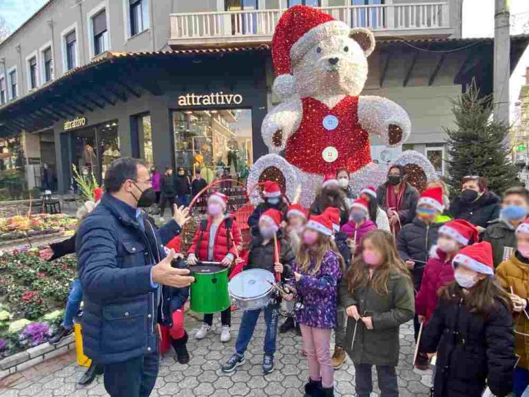 Σέρρες: Χαρούμενες παιδικές φωνές έψαλαν τα κάλαντα στον Δήμαρχο Σερρών – video
