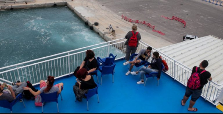 Πλοίο με 1.365 επιβάτες επιστρέφει στον Πειραιά λόγω μηχανικής βλάβης