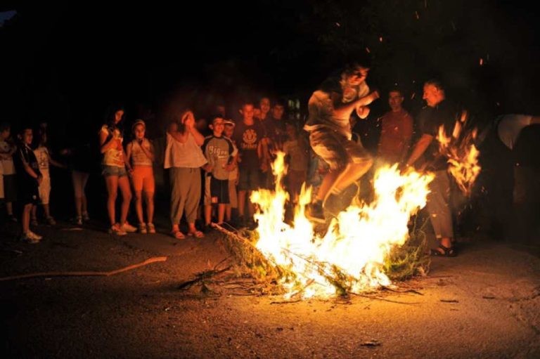 Έθιμα: Οι φωτιές του Αϊ Γιάννη του Κλήδονα και το αμίλητο νερό