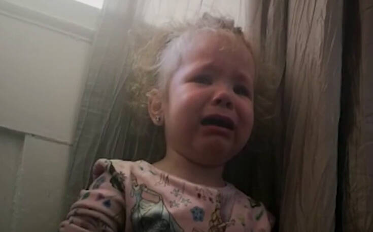 Τρίχρονο κοριτσάκι ξεσπάει σε κλάματα επειδή δεν μπορεί να αντέξει την «καραντίνα»