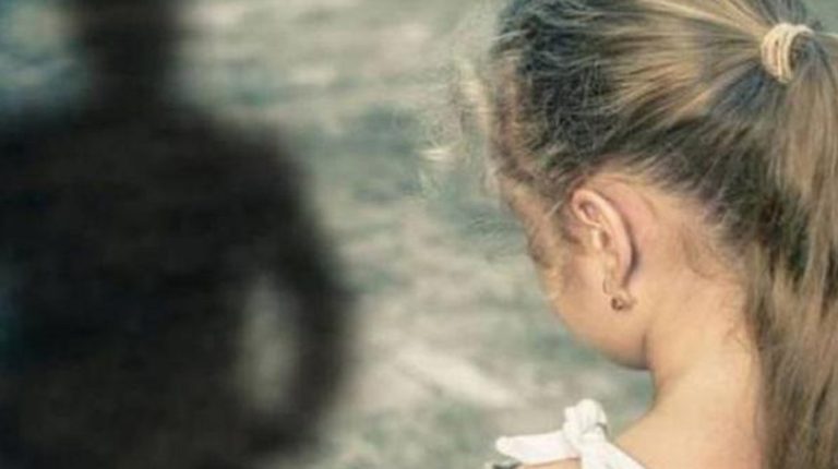 Σοκ στην Κρήτη: Γονείς εγκατέλειψαν σε πάρκο την τριών ετών κόρη τους