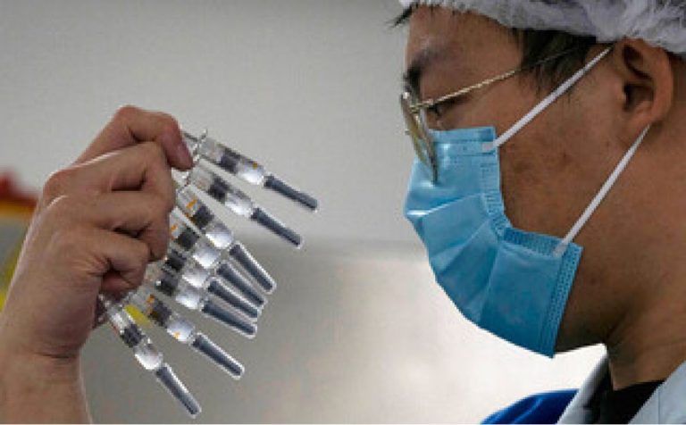 Κίνα: Πράσινο φως στις κλινικές δοκιμές για εισπνεόμενο εμβόλιο της CanSino
