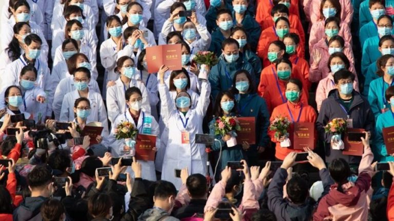 Κορωνοϊός-Κίνα: Έκλεισε και το τελευταίο προσωρινό νοσοκομείο – Γιορτάζουν οι γιατροί στο Ουχάν