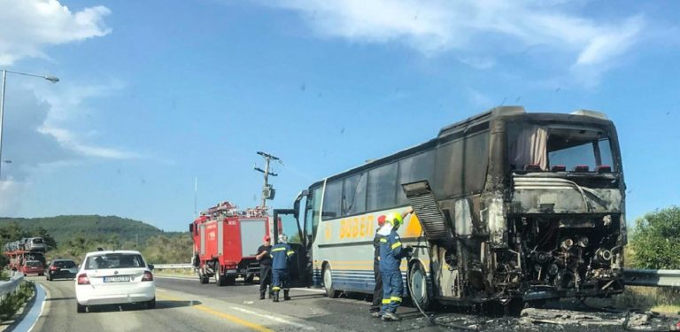 Καβάλα: Τουριστικό λεωφορείο τυλίχτηκε στις φλόγες (φωτο)