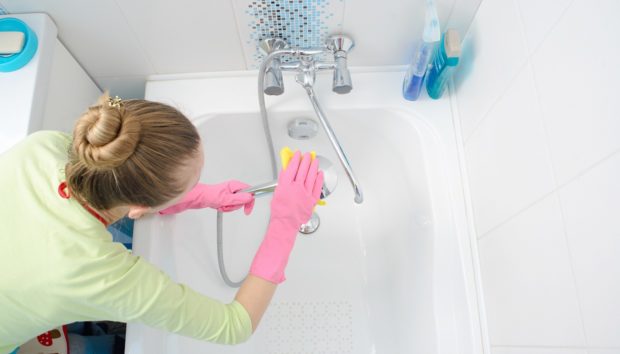 Αυτό είναι το πιο περίεργο (και αποτελεσματικό) tip για να καθαρίσετε την μπανιέρα σας