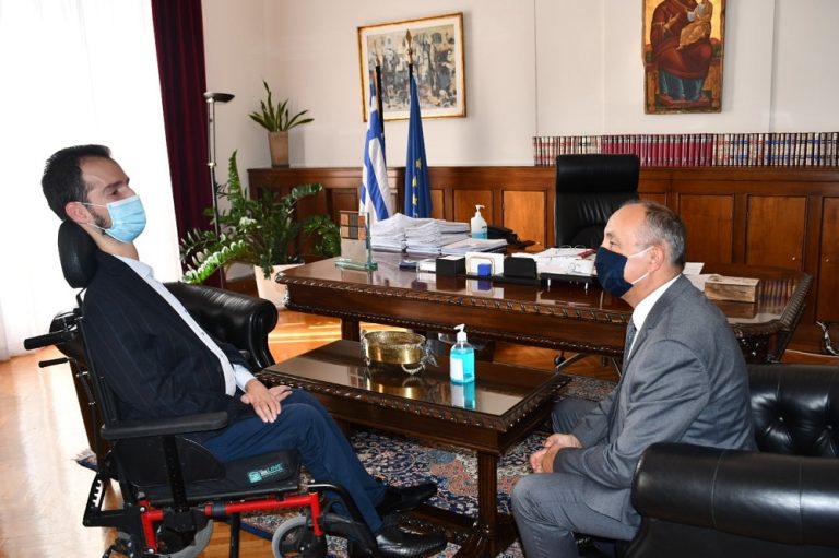 H προσβασιμότητα των ατόμων με αναπηρία στα κτήρια της Β. Ελλάδας στο επίκεντρο της συνάντησης Καράογλου – Κυμπουρόπουλου