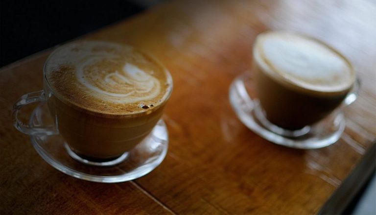 Καφές: Πόσα φλιτζάνια κρατούν την καρδιά μας υγιή και πόσα την απειλούν