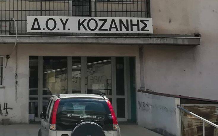 Επίθεση με τσεκούρι στην εφορία Κοζάνης: «Ήθελε να σκοτώσει» – Σε κρίσιμη κατάσταση ένας 56χρονος
