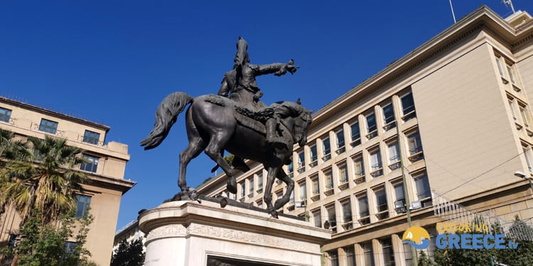 Τι δηλώνει για τον πολεμιστή η στάση του αλόγου σε ένα άγαλμα