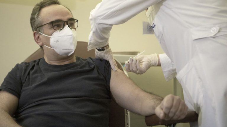 Ιωάννινα: Με τον υφυπουργό Υγείας ξεκίνησε ο εμβολιασμός στο Πανεπιστημιακό Νοσοκομείο