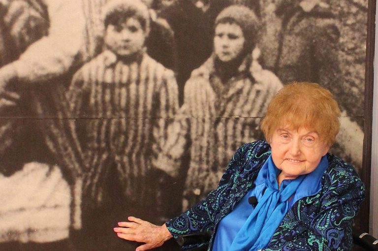 Η επιζήσασα του Άουσβιτς, Εύα Κορ, πέθανε στη διάρκεια της ετήσιας επίσκεψής της στο πρώην ναζιστικό στρατόπεδο