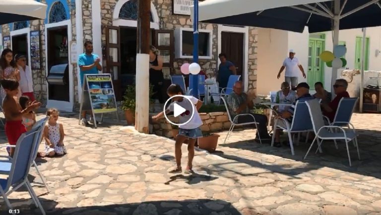 Viral: Μικρό κορίτσι χόρεψε το ζεϊμπέκικο της Ευδοκίας στο Καστελόριζο και έριξε το Facebook [βίντεο]
