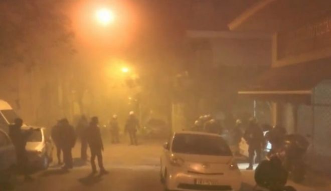 Σε εξέλιξη αστυνομική επιχείρηση εκκένωσης καταλήψεων στο Κουκάκι