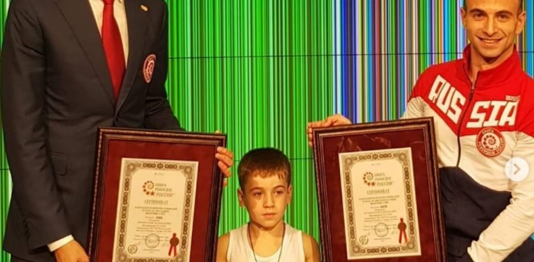 Ο 6χρονος Τσετσένος Σβαρτζενέγκερ που έκανε δύο παγκόσμια ρεκόρ (vid)