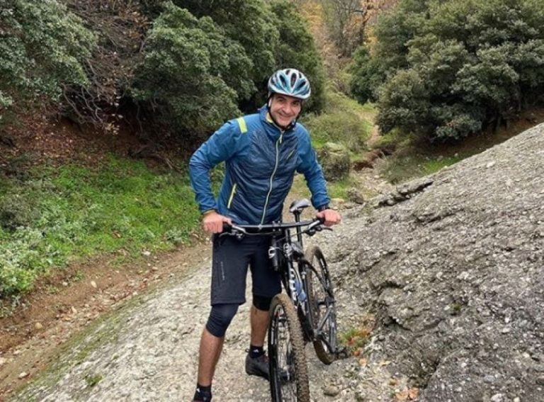Ο Κ. Μητσοτάκης κάνει mountain bike στα Μετέωρα (ΦΩΤΟ)