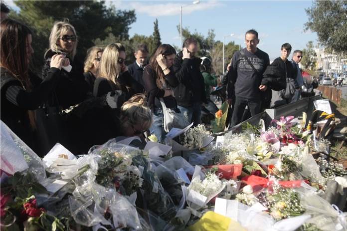 Κόσμος αφήνει λουλούδια στο σημείο όπου βρήκε τον θάνατο ο τραγουδιστής