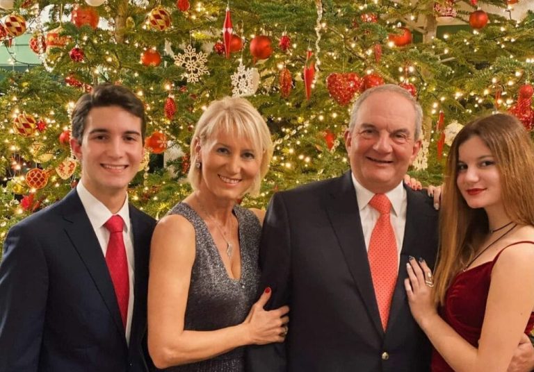 Κώστας Καραμανλής – Νατάσα Παζαΐτη: Η οικογενειακή φωτογραφία μπροστά από το χριστουγεννιάτικο δέντρο