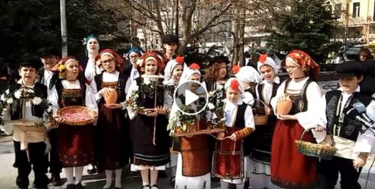 Σέρρες: Τα κάλαντα της άνοιξης και της χελιδόνας από τα παιδιά του Λυκείου Ελληνίδων(video)