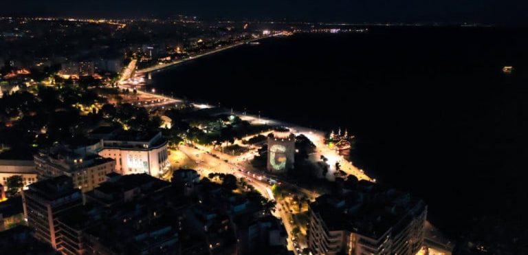 Θεσσαλονίκη: Με το σήμα της Γενοκτονίας φωτίστηκε ο Λευκός Πύργος