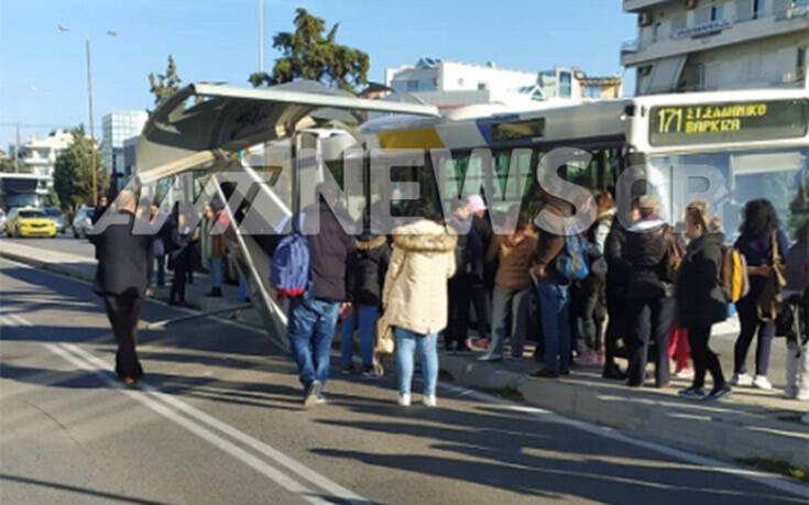 Λεωφορείο έπεσε σε στάση στη Γλυφάδα όπου περίμεναν δεκάδες πολίτες